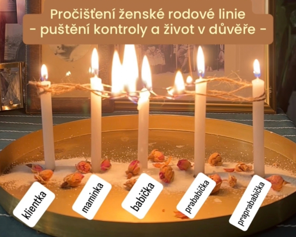 Kristy Stehnová z RestartujSe s Kristy v meditativní pozici s gestem namasté, klidný a podporující výraz.